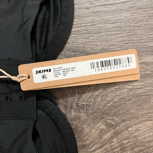 *NWT* SKIMS No-Show Molded Unlined Demi bra - Onyx - Picture 6 of 7
